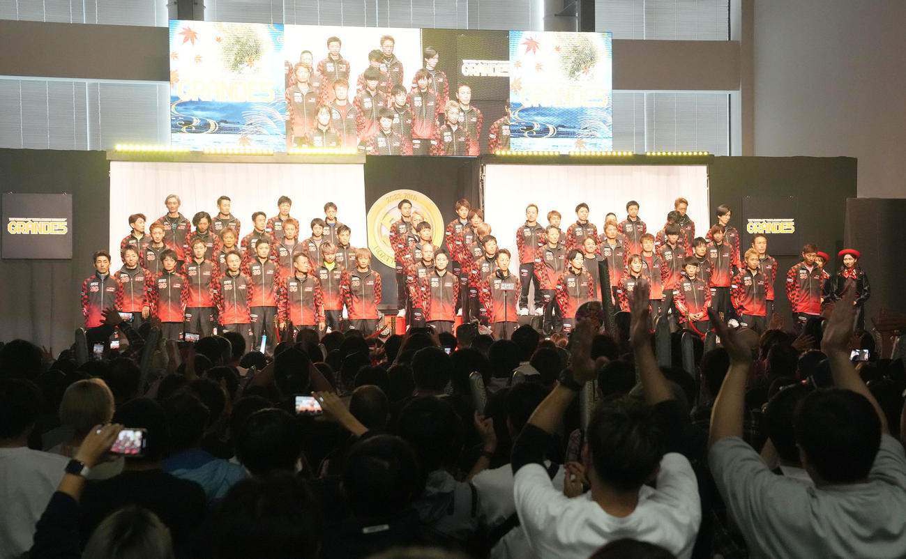オープニングセレモニーで登壇する出場選手たち（撮影・森本幸一）