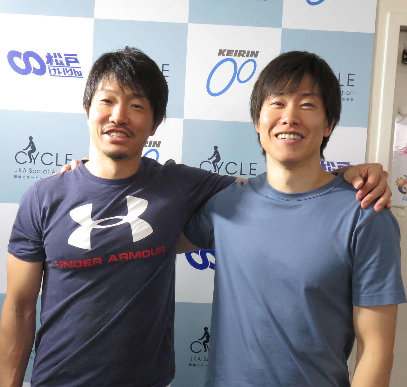 同時配分で健闘を誓い合う兄近藤隆司（左）と弟夏樹（撮影・栗田文人）