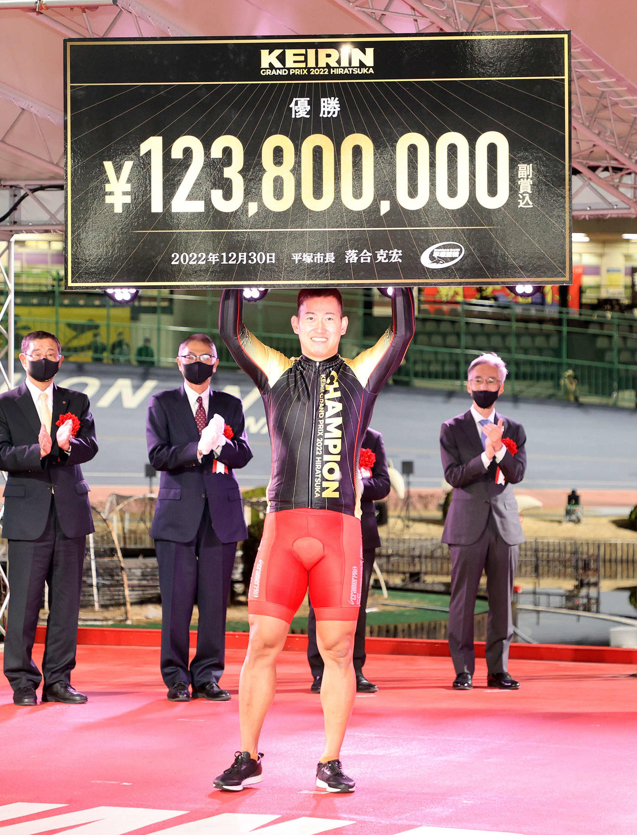 KEIRINグランプリ2022を制し賞金ボードを手に笑顔を見せる脇本雄太（2022年12月30日撮影）
