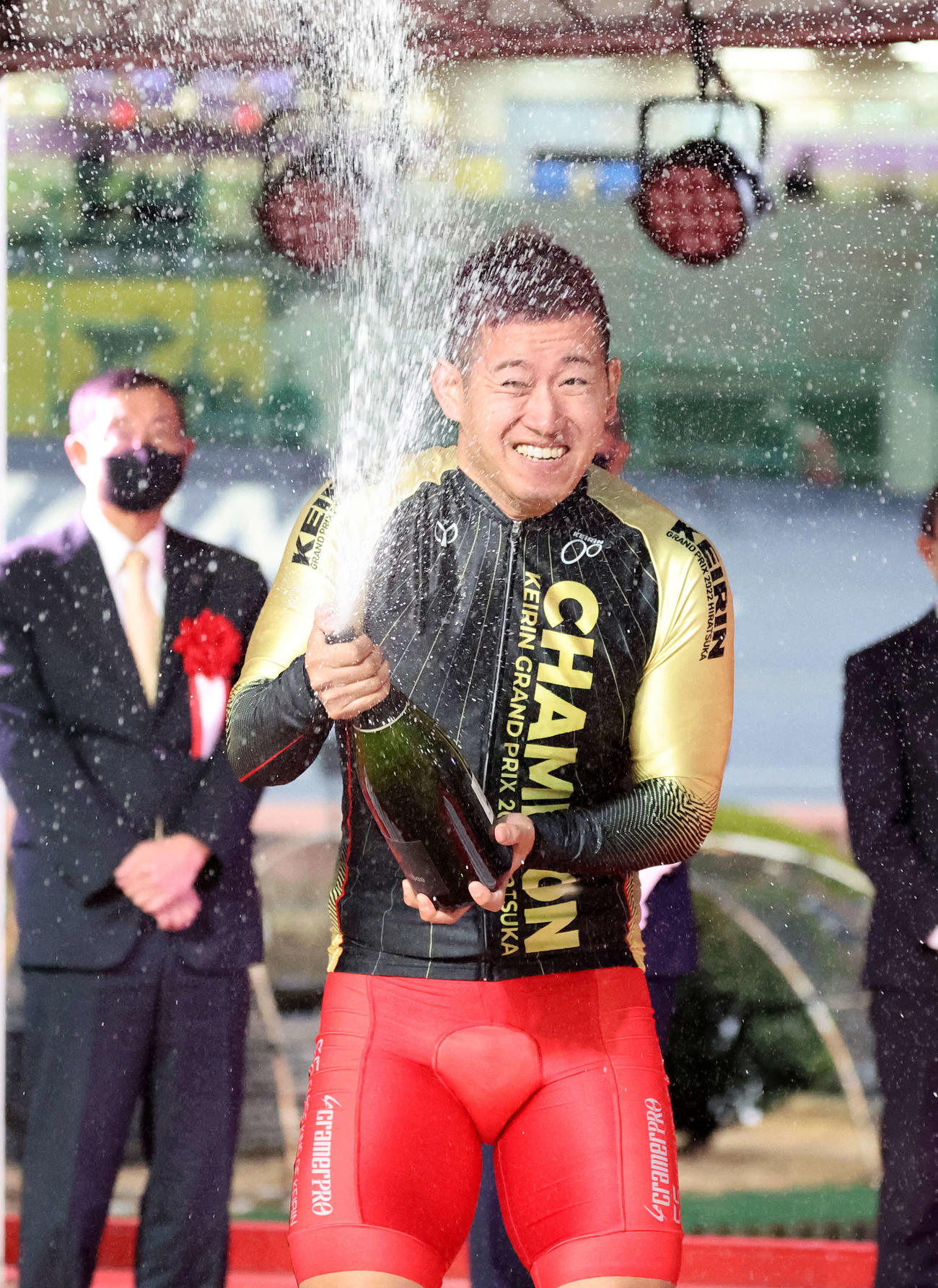 KEIRINグランプリ2022を制しシャンパンファイトする脇本雄太（2022年12月30日撮影）