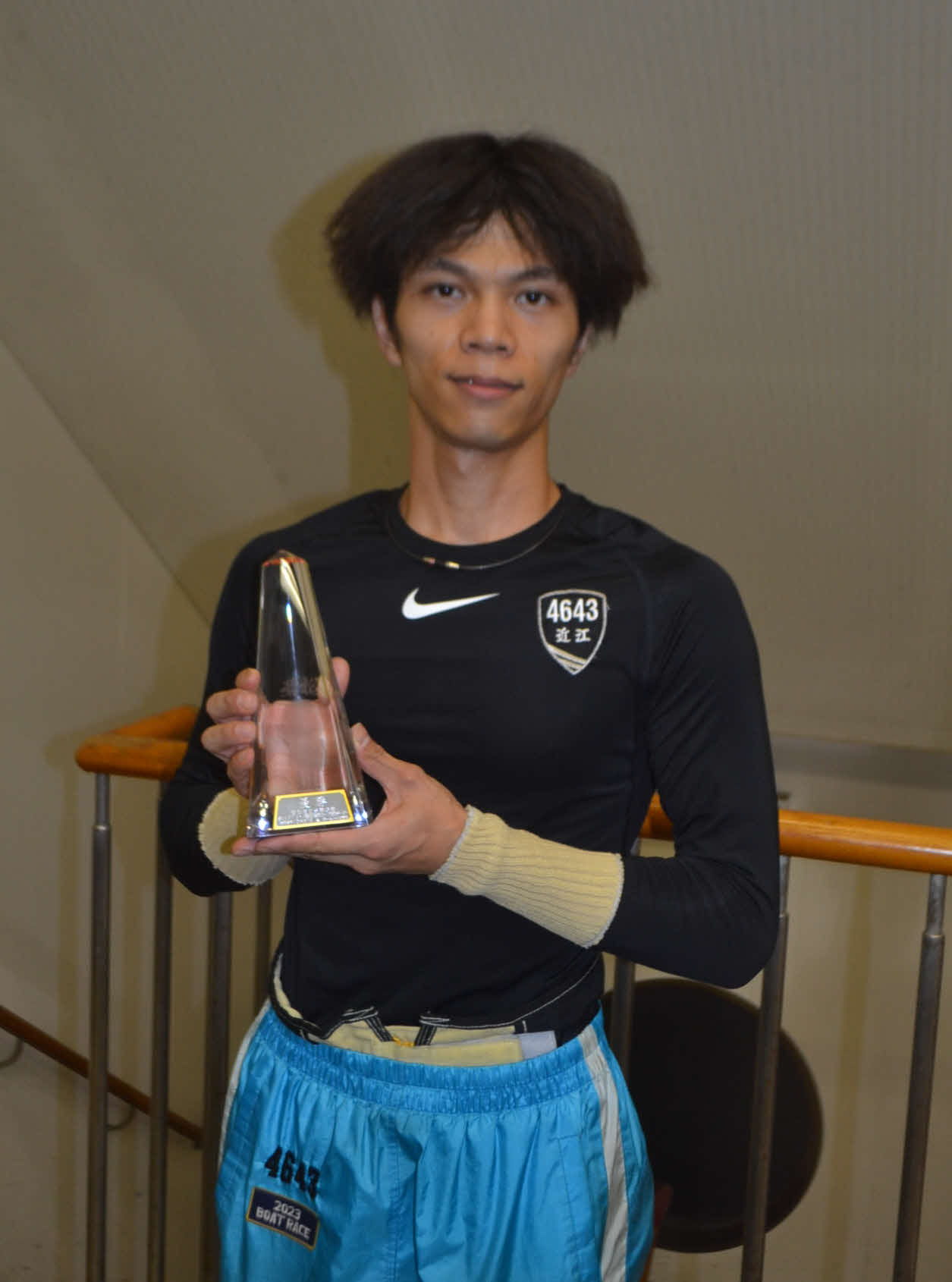 インから押し切った近江翔吾は今年2度目、若松初優勝を飾り、カッパくんトロフィーを手に胸を張った