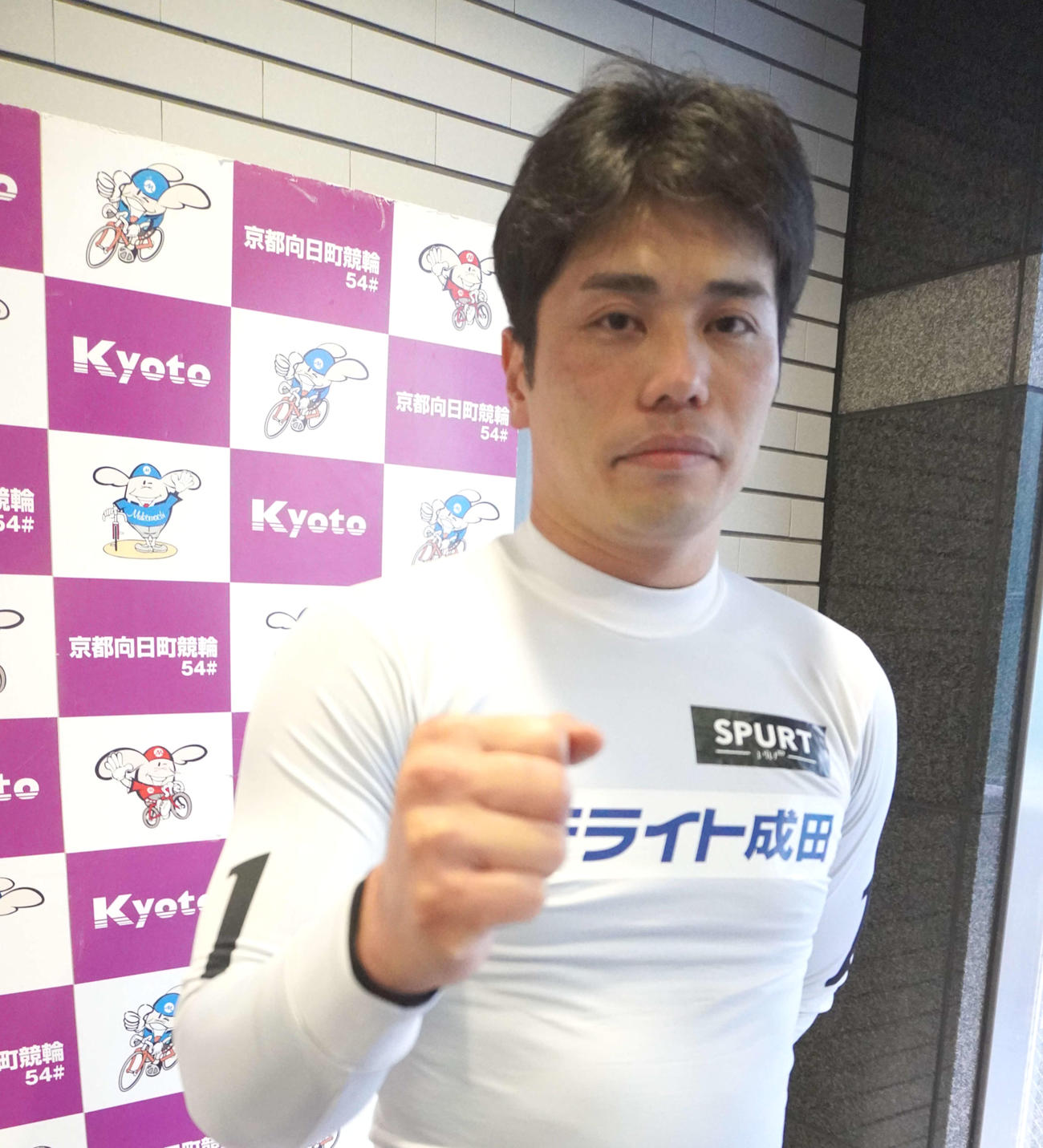 決勝12Rは岩本俊介が有利な流れに持ち込んで押し切りを目指す