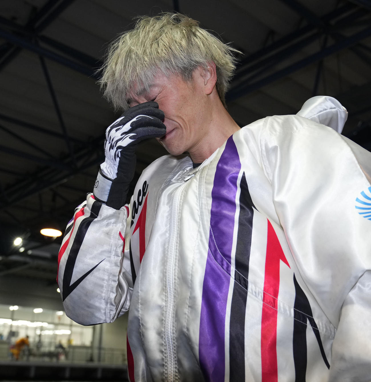 第12R優勝戦を制し涙ぐむ峰竜太