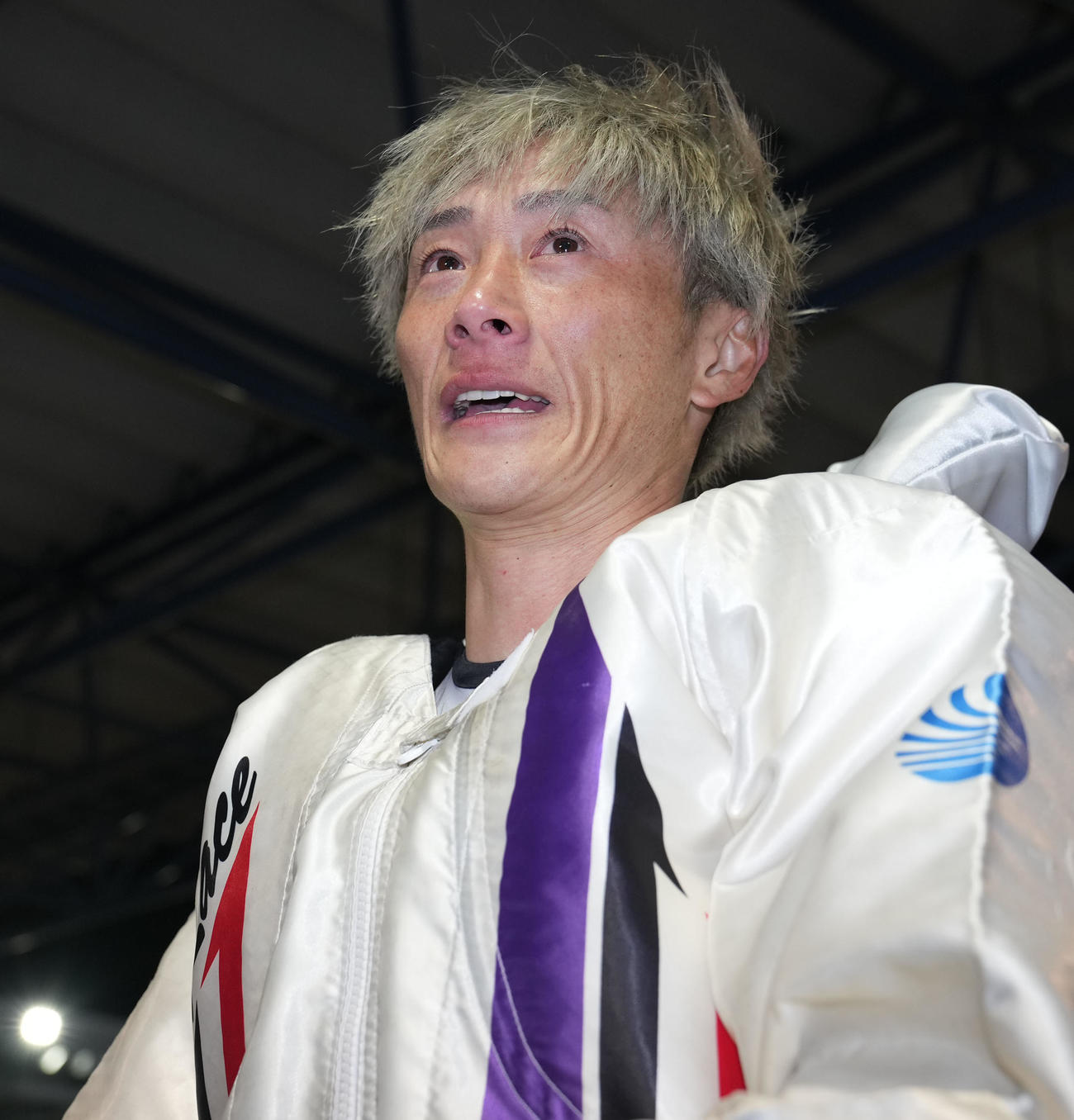 感動Vで涙をこらえきれない峰竜太