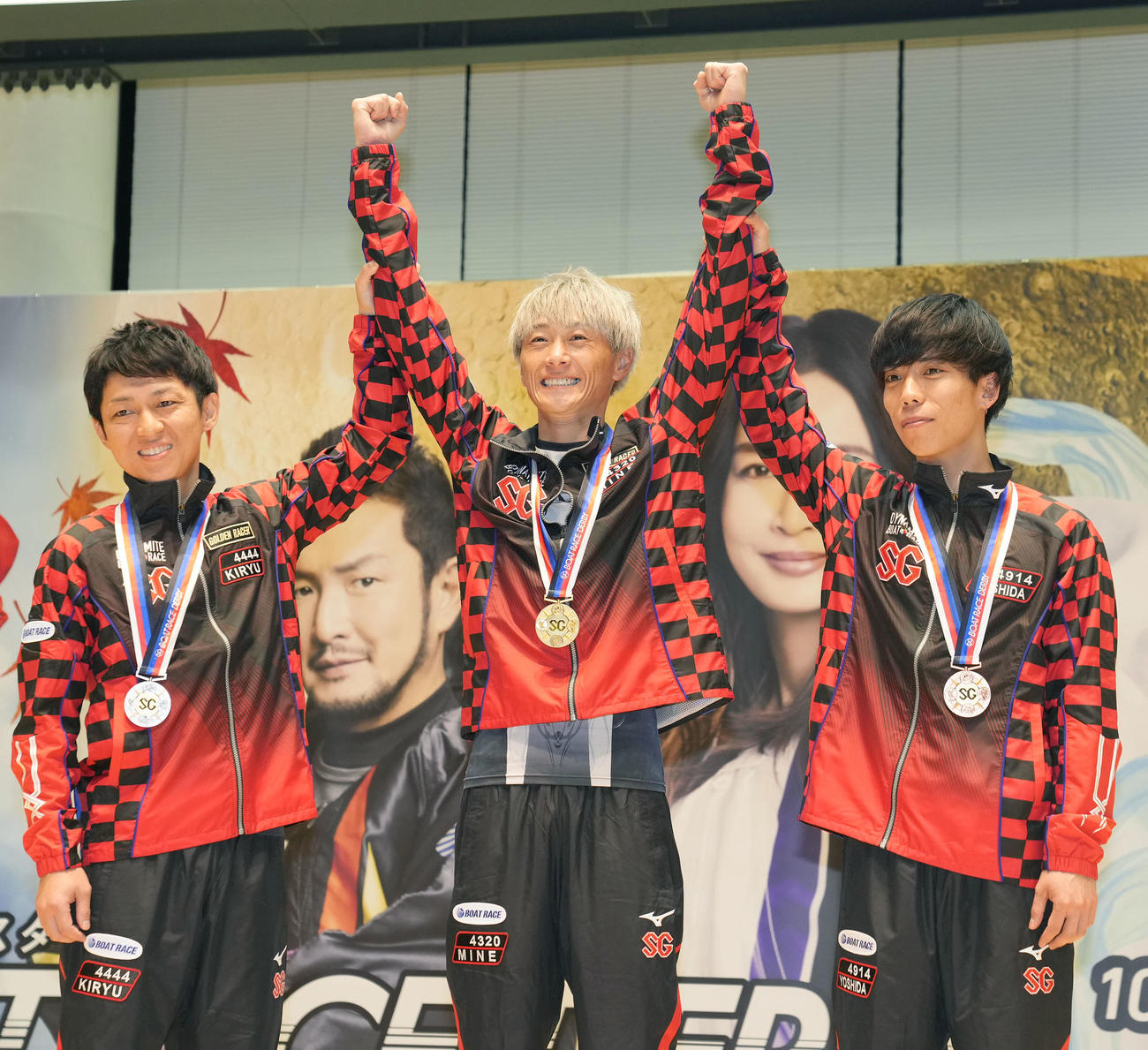 左から2着の桐生順平、1着の峰竜太、3着の吉田裕平（撮影・森本幸一）