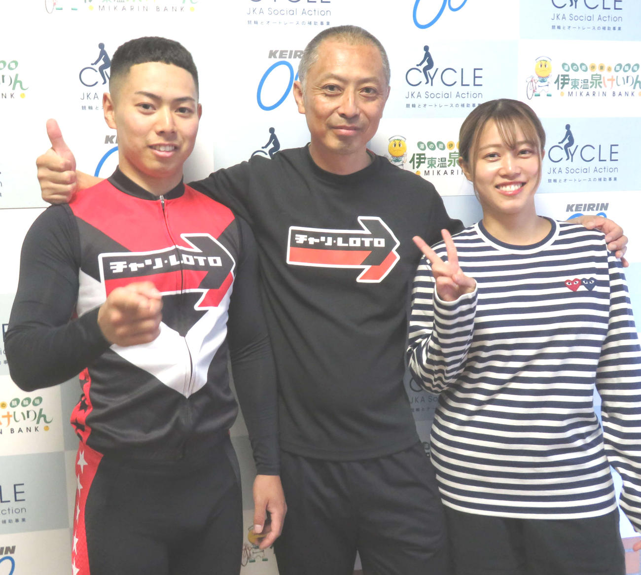 初の親子3人そろい踏みとなった父渡辺晴智（中）、娘の栞奈（右）、息子の雅也