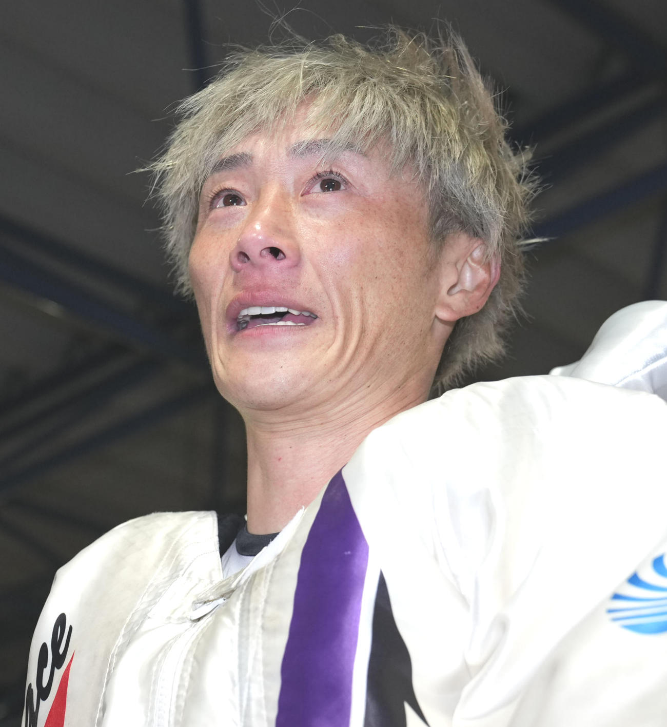 優勝戦を制して涙をこらえ切れない峰竜太