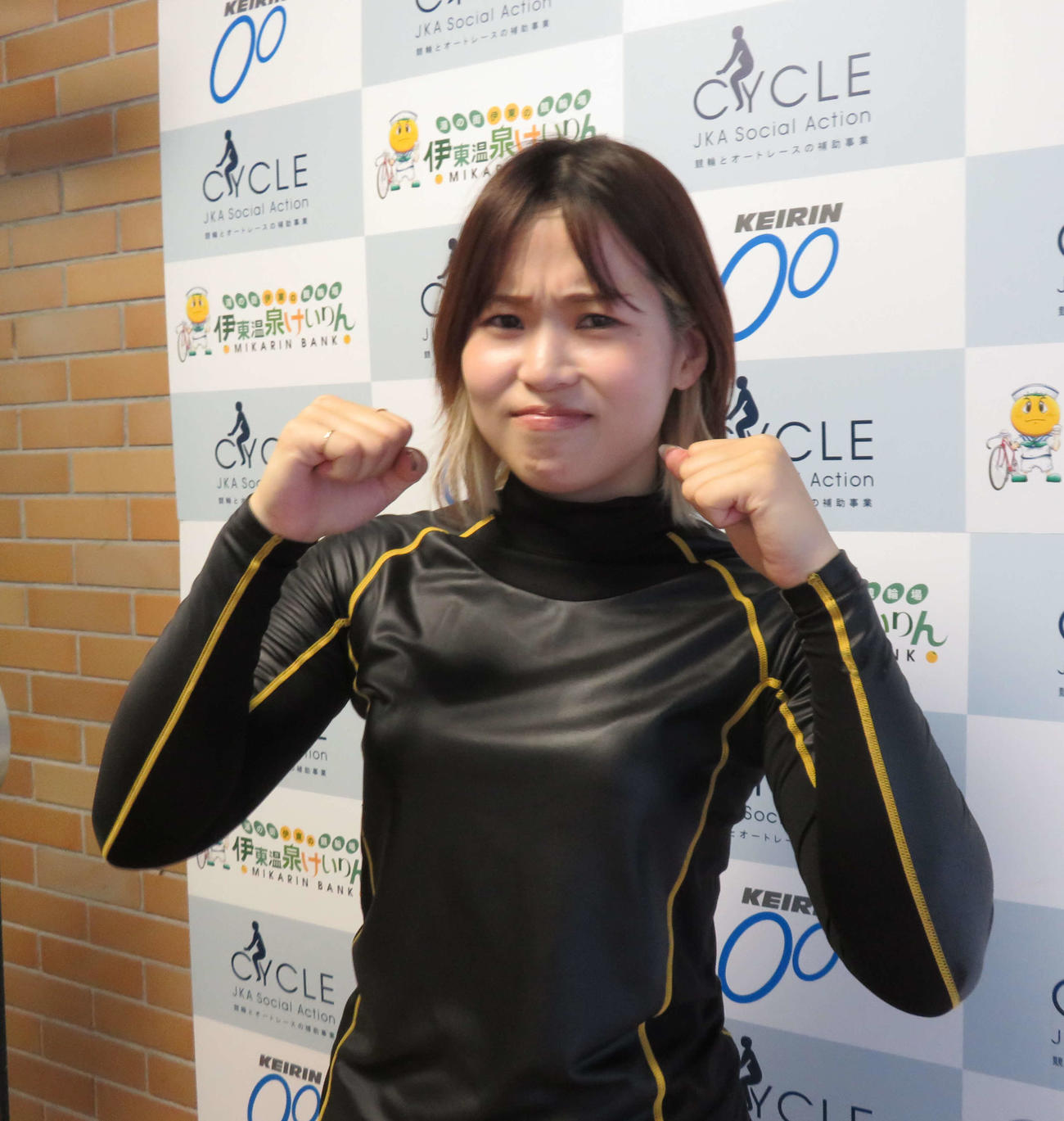 逆転で決勝進出を狙う高橋朋恵が気合の表情を見せる（撮影・栗田文人）