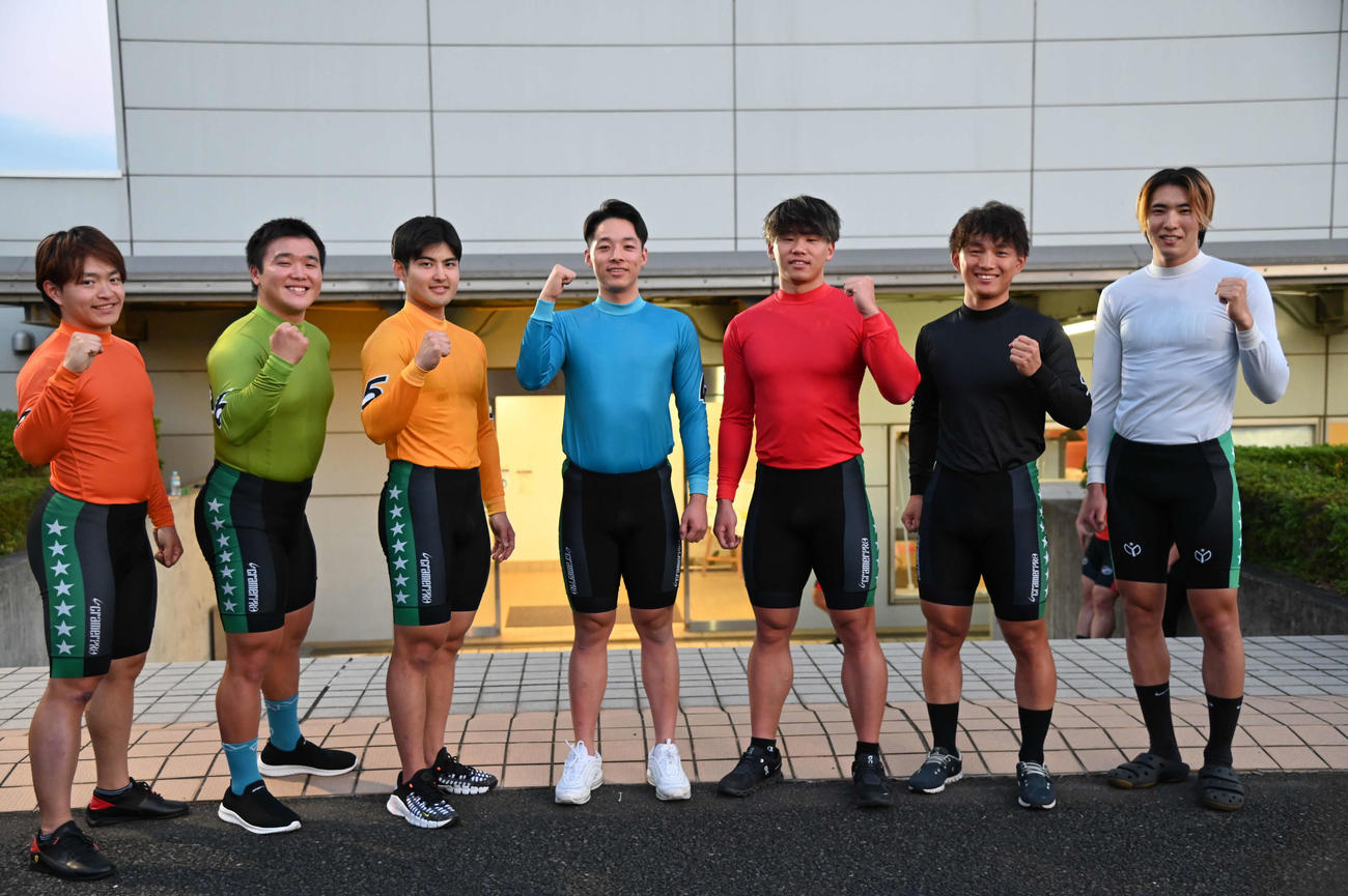 最終日3Rのルーキーシリーズプラスに出場する、右から車番順に棚瀬義大、松崎広太、浮島知稀、峯口司、荒川達郎、松田昂己、牧田悠生（撮影・中野公博）