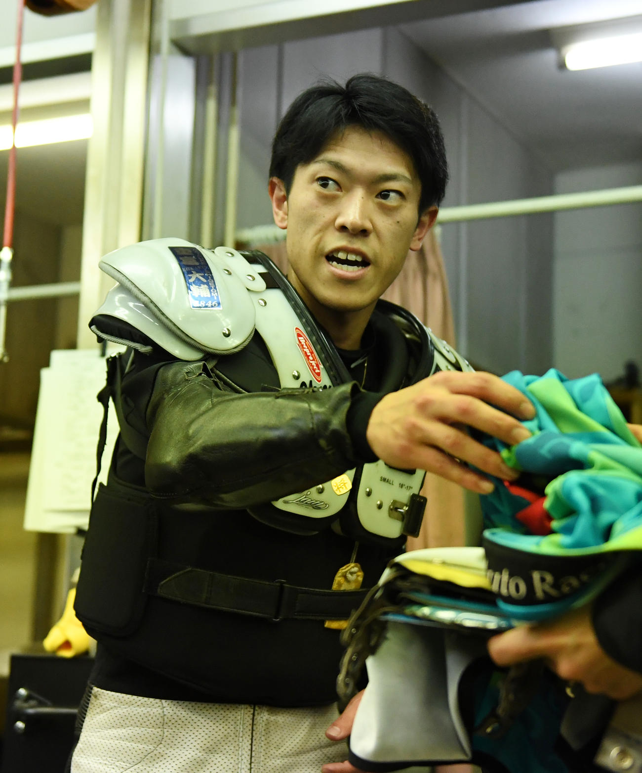 予選8Rで1着の中村杏亮は勝負服を脱ぐ（撮影・柴田隆二）