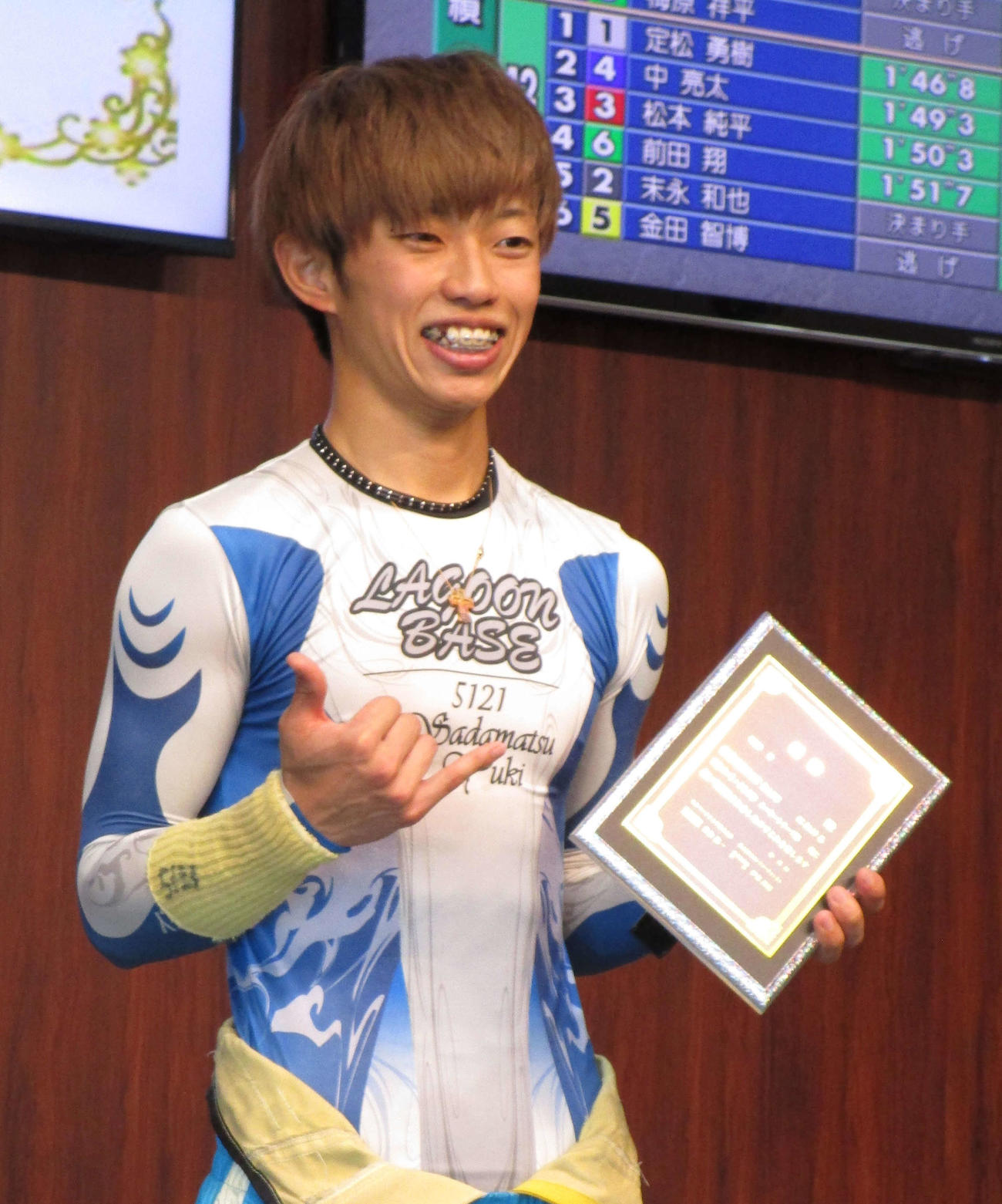 鳴門初Vを決め、表彰式でアロハポーズを見せる定松勇樹