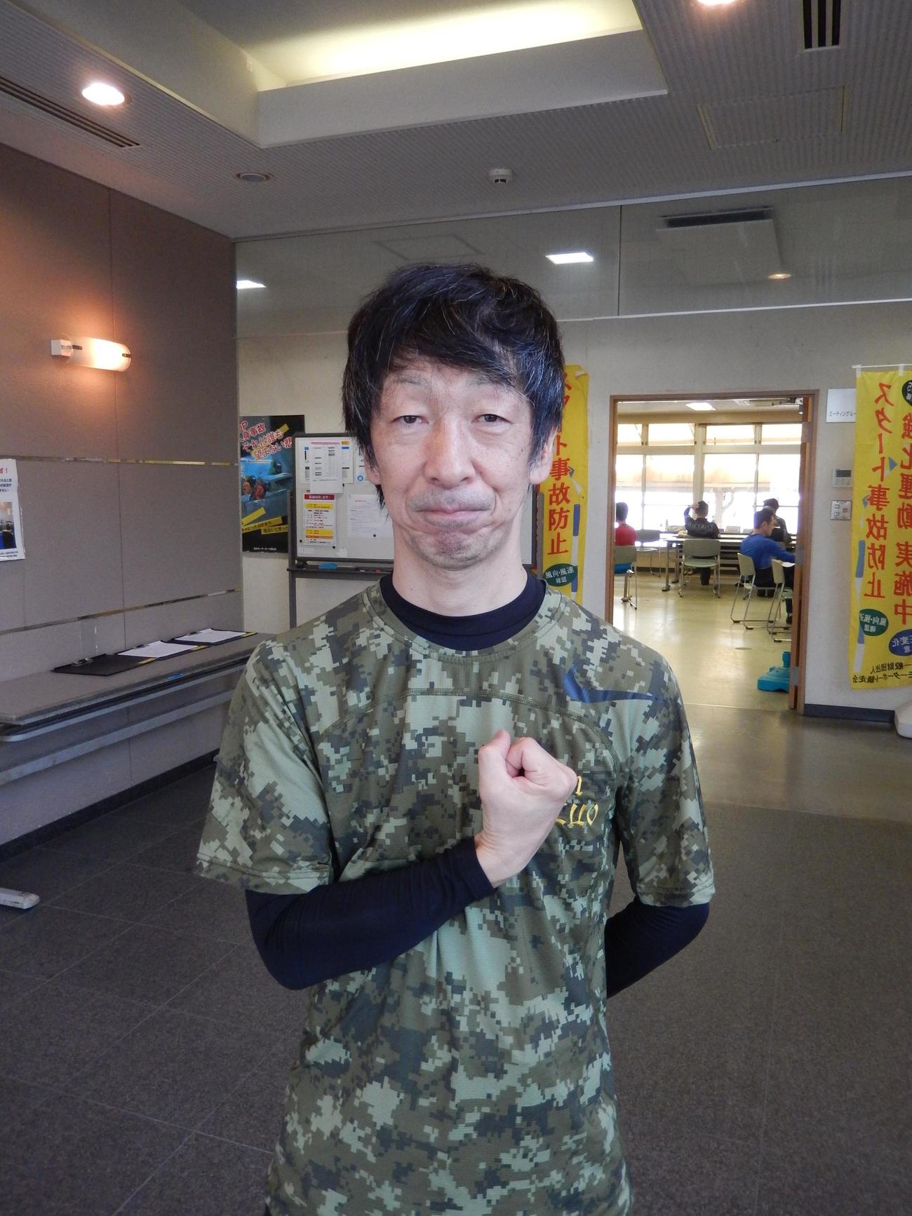 巻き返しを狙う平石和男が「進撃の巨人」の作中の敬礼ポーズで気合を入れた