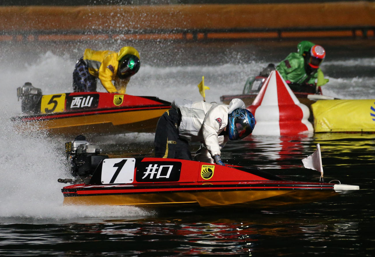 10R 1周2マーク　1着1号艇井口佳典、2着5号艇西山貴浩（撮影・冨田成美）