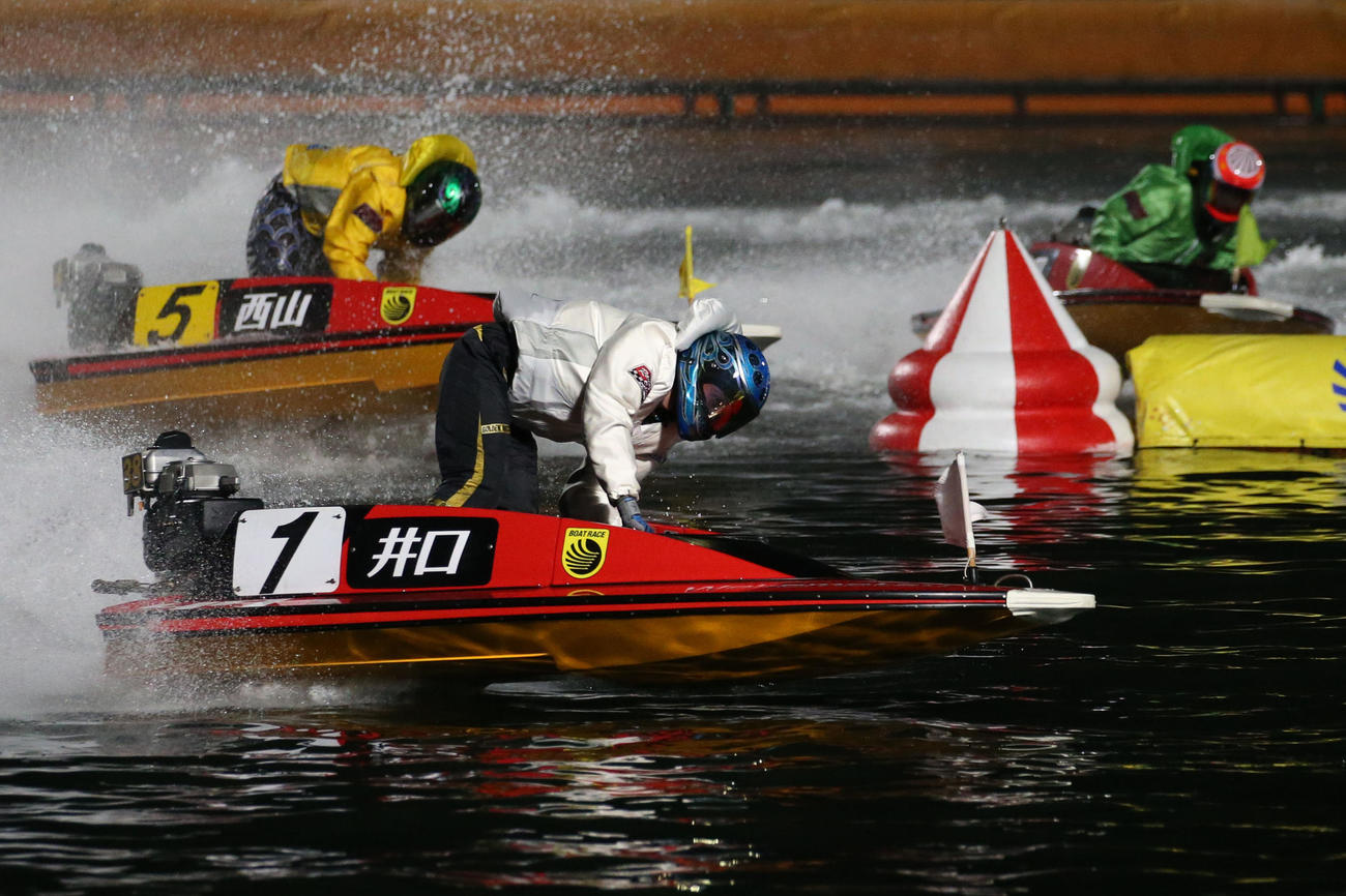 10R 1周2マーク　1着1号艇井口佳典、2着5号艇西山貴浩（撮影・冨田成美）