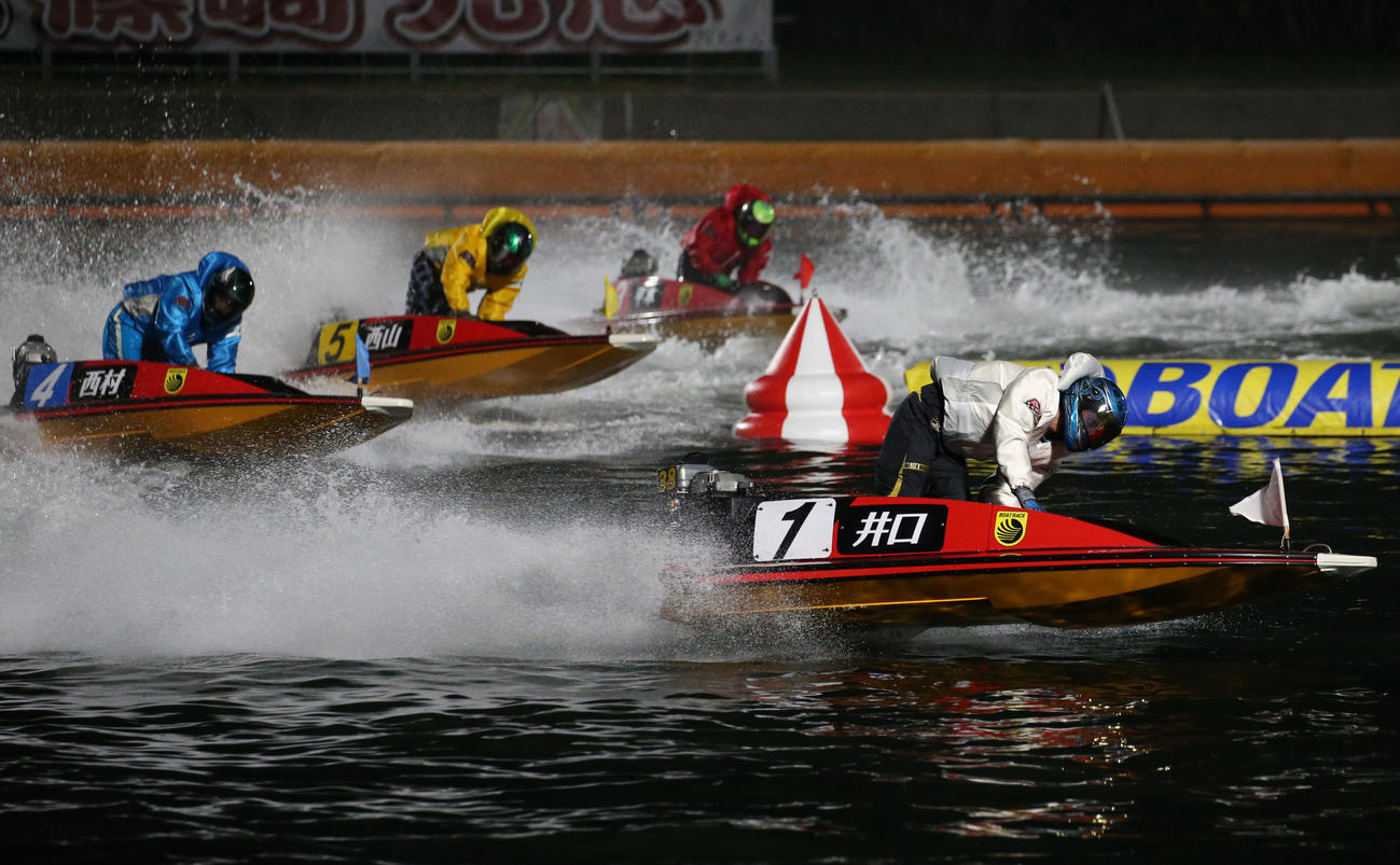 10R 2周2マーク　1着1号艇井口佳典、2着5号艇西山貴浩（撮影・冨田成美）