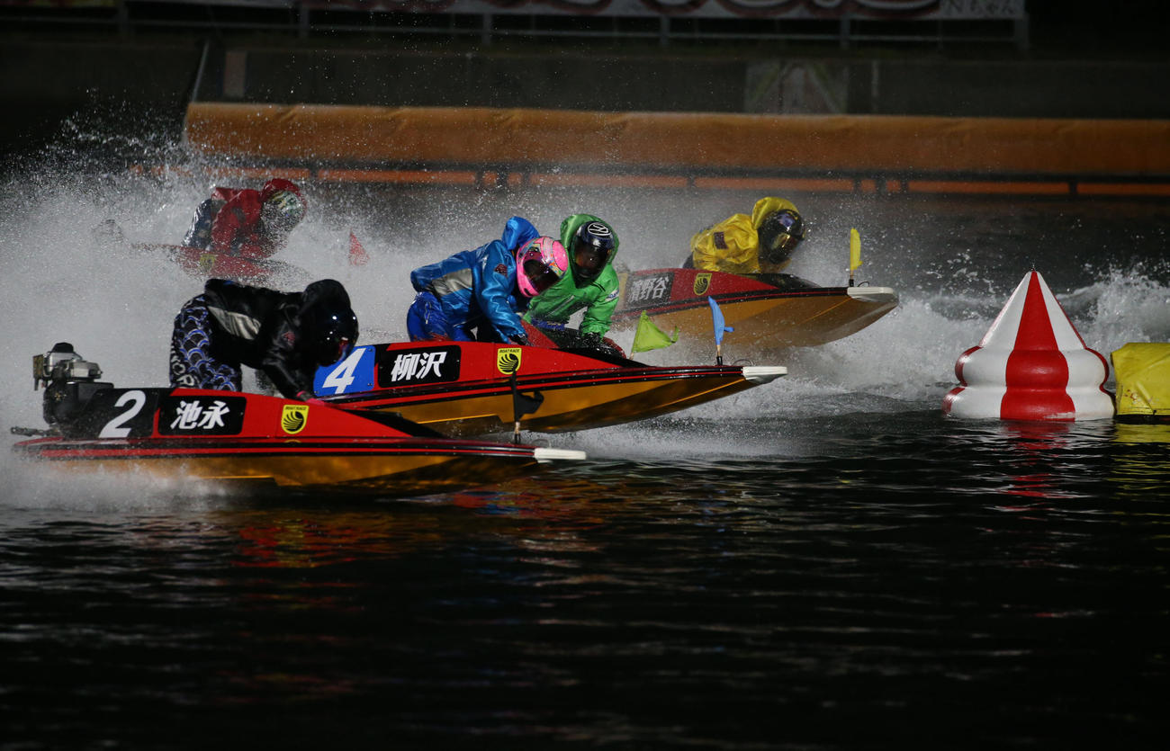 7R 1周2マーク　1着2号艇池永太、2着4号艇柳沢一（撮影・冨田成美）