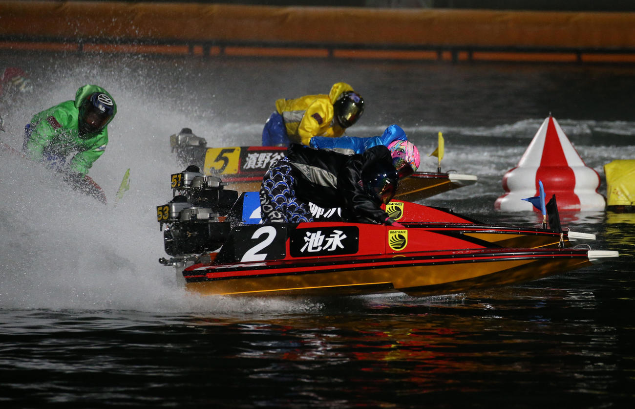 7R 1周2マーク　1着2号艇池永太、2着4号艇柳沢一（撮影・冨田成美）