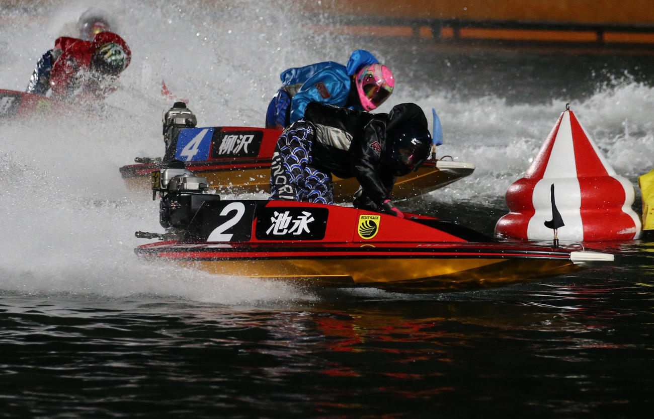 7R 2周2マーク　1着2号艇池永太、2着4号艇柳沢一（撮影・冨田成美）