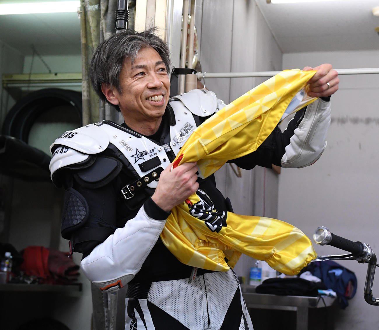 準決勝戦9Rで2着の高橋貢は勝負服を脱ぐ（撮影・柴田隆二）