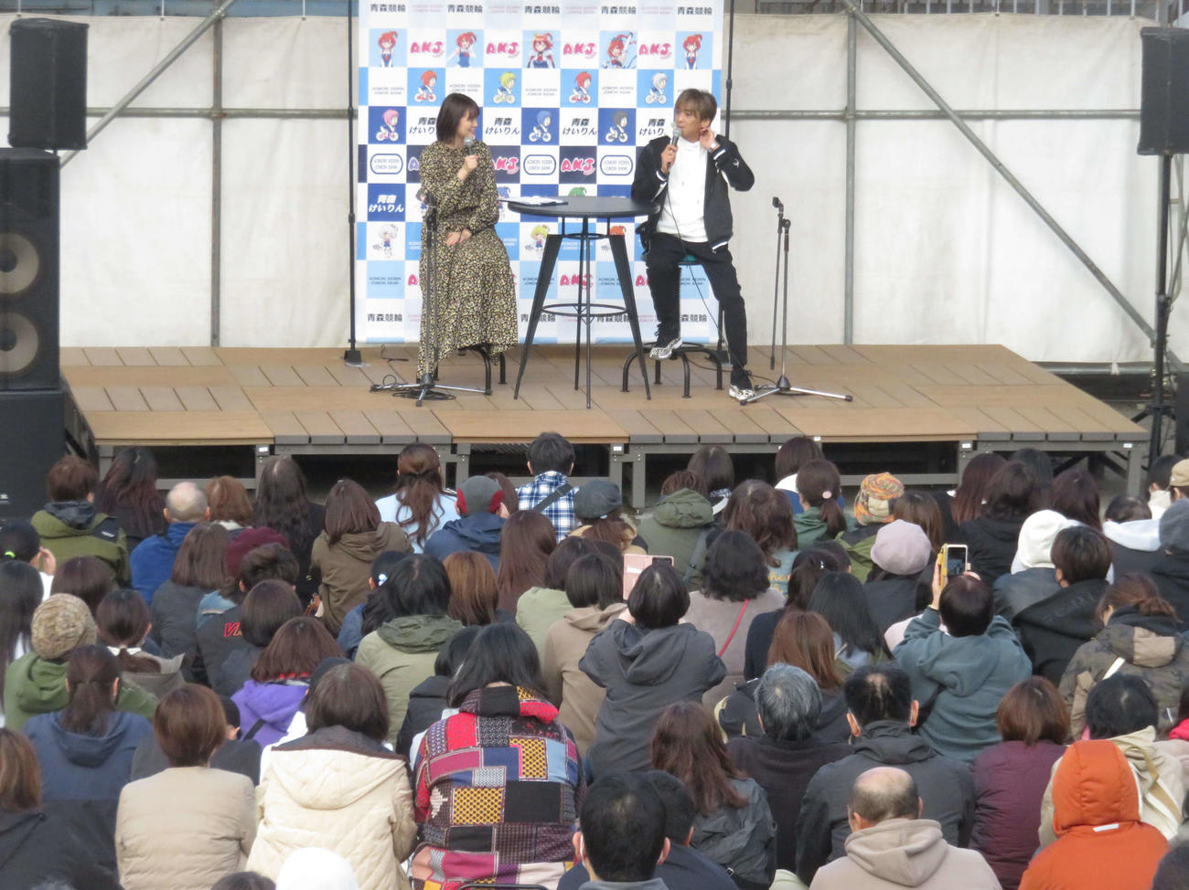 青森競輪　森且行のトークショーが大勢のファンが詰め掛けた前で行われた（撮影・野島成浩）＝2023年11月04日