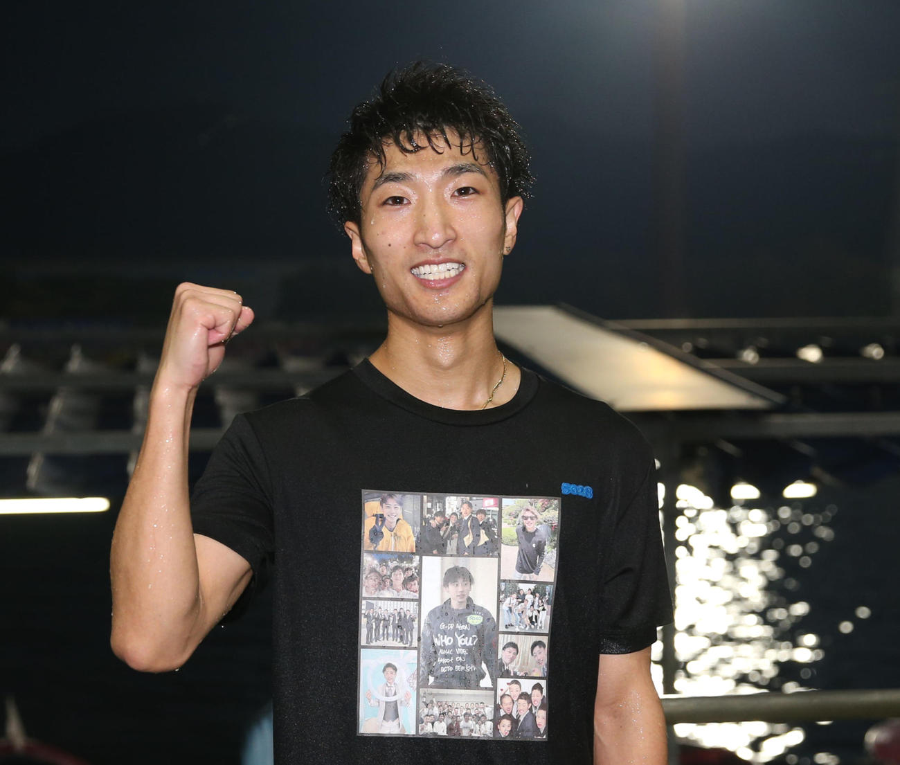 記念撮影でガッツポーズする原田才一郎