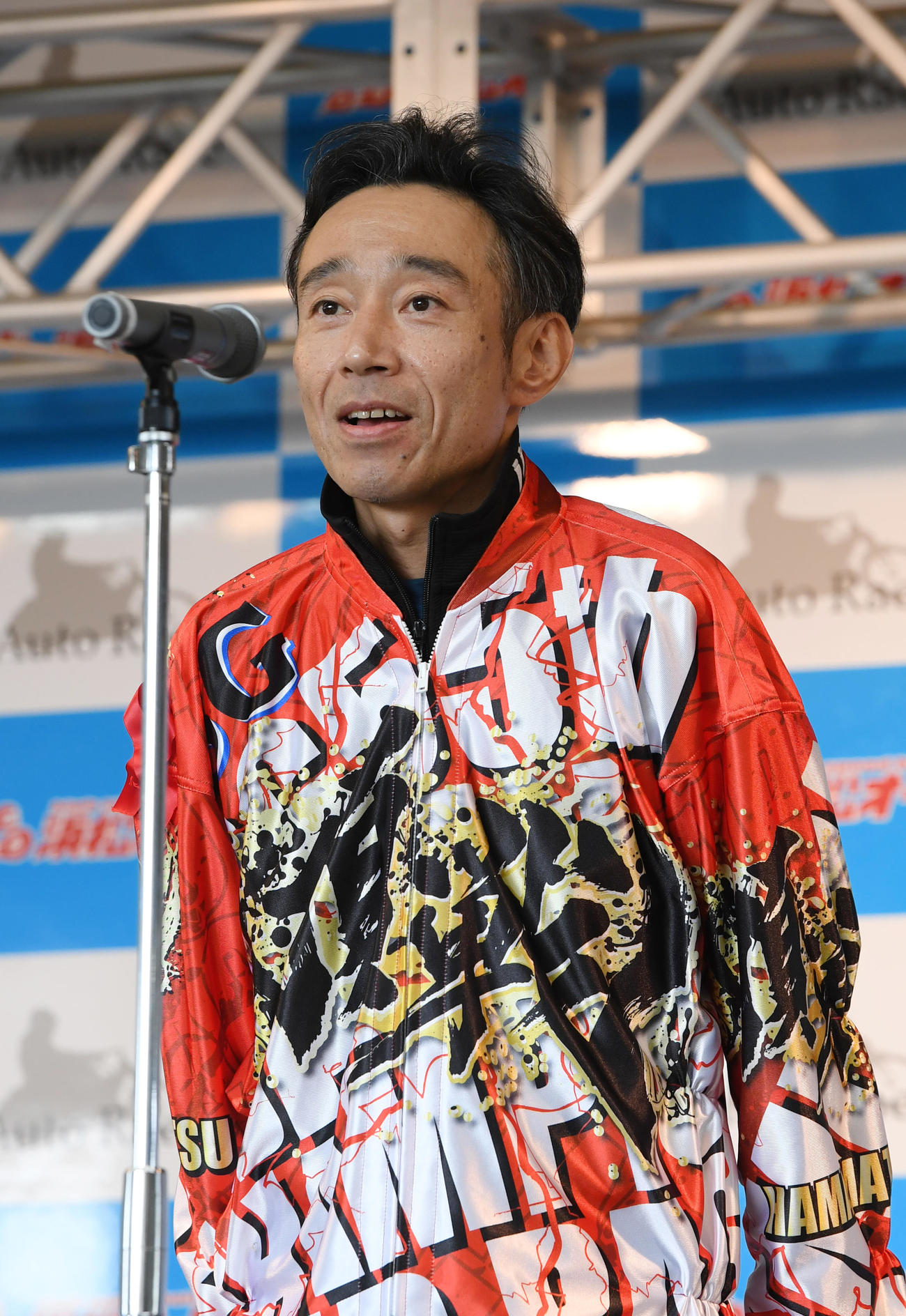 優勝戦出場選手紹介セレモニーであいさつする永井大介（撮影・柴田隆二）