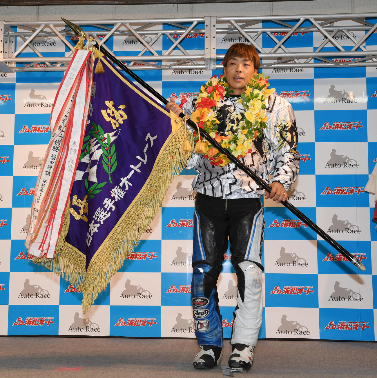 優勝旗を持つ青山周平（撮影・柴田隆二）