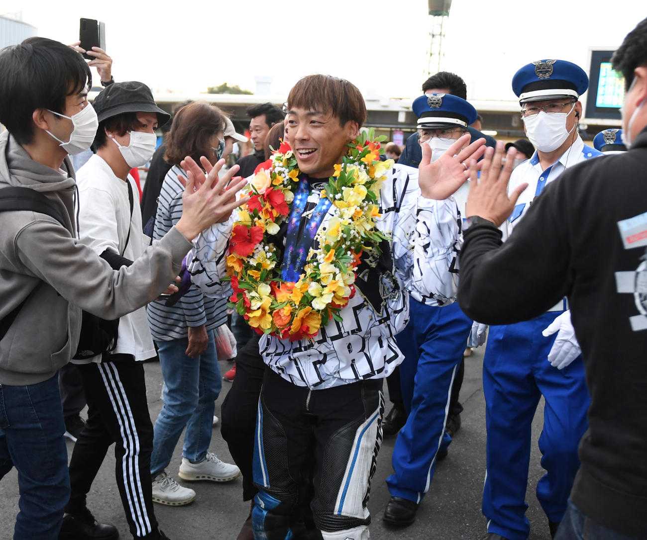 優勝した青山周平（中央）はファンとハイタッチしながら引き揚げる（撮影・柴田隆二）