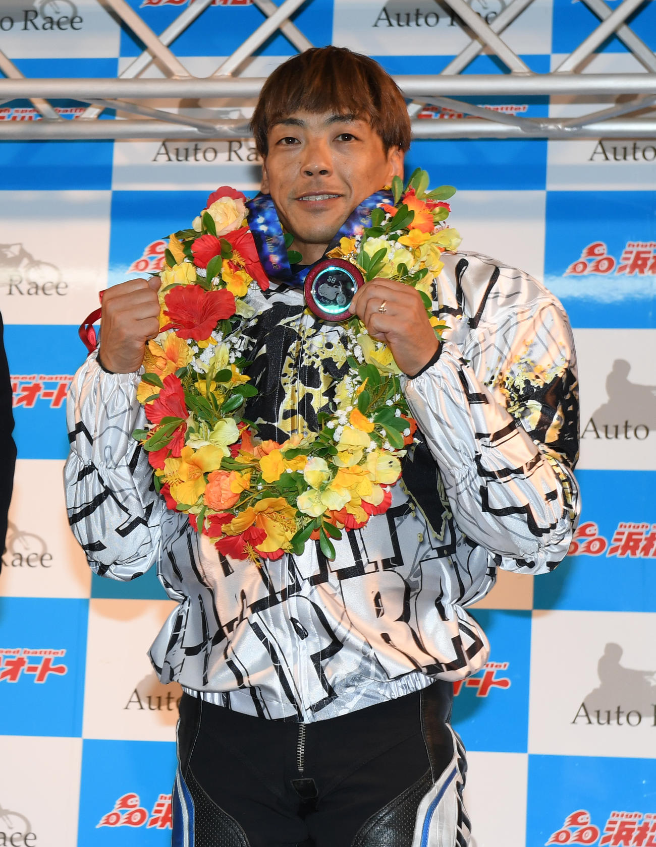 青山周平は優勝メダルを掲げる（撮影・柴田隆二）