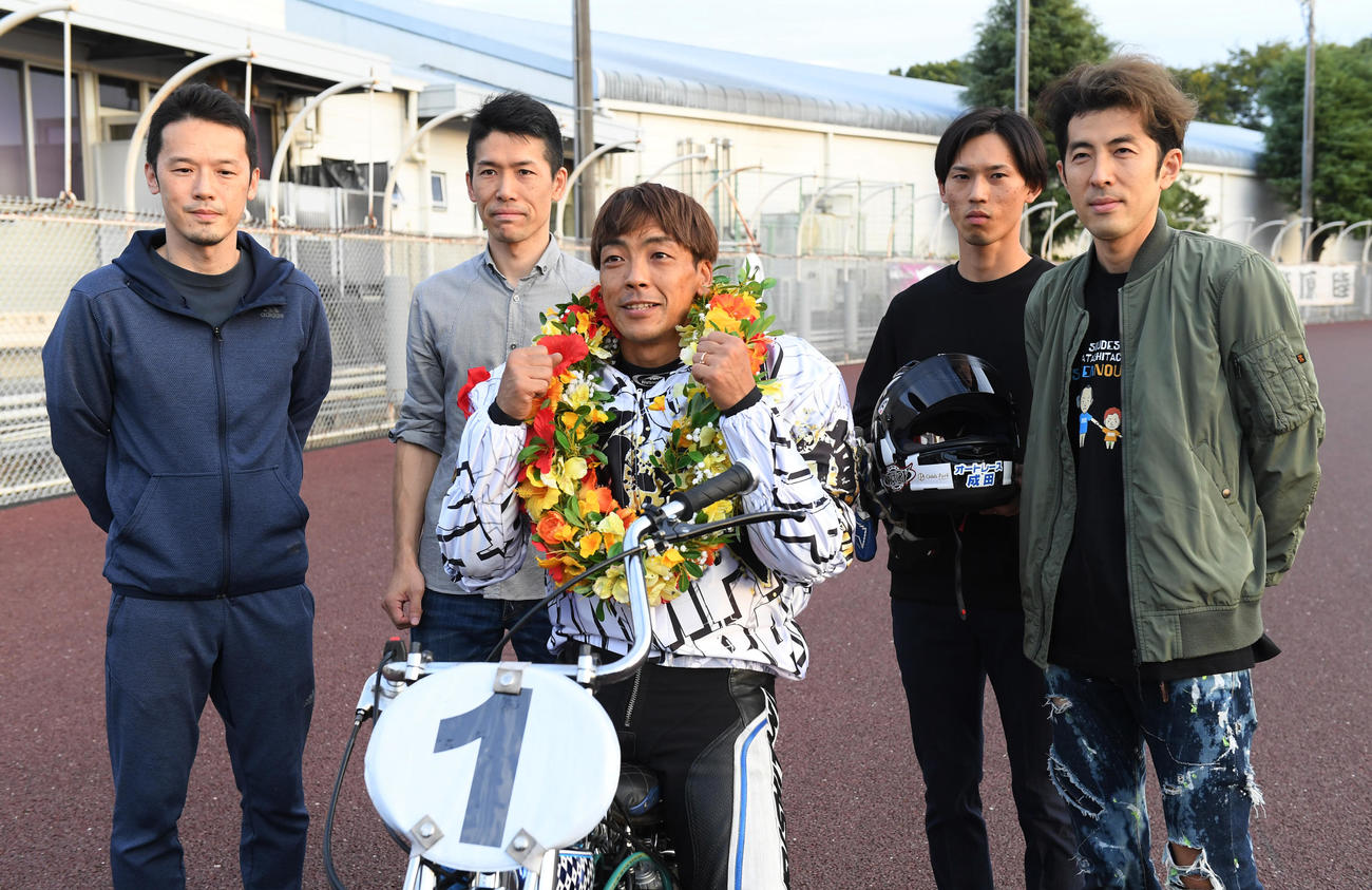 優勝した青山周平（中央）は、左から渡辺篤、大月渉、1人置いて石川哲也、新井恵匠（撮影・柴田隆二）