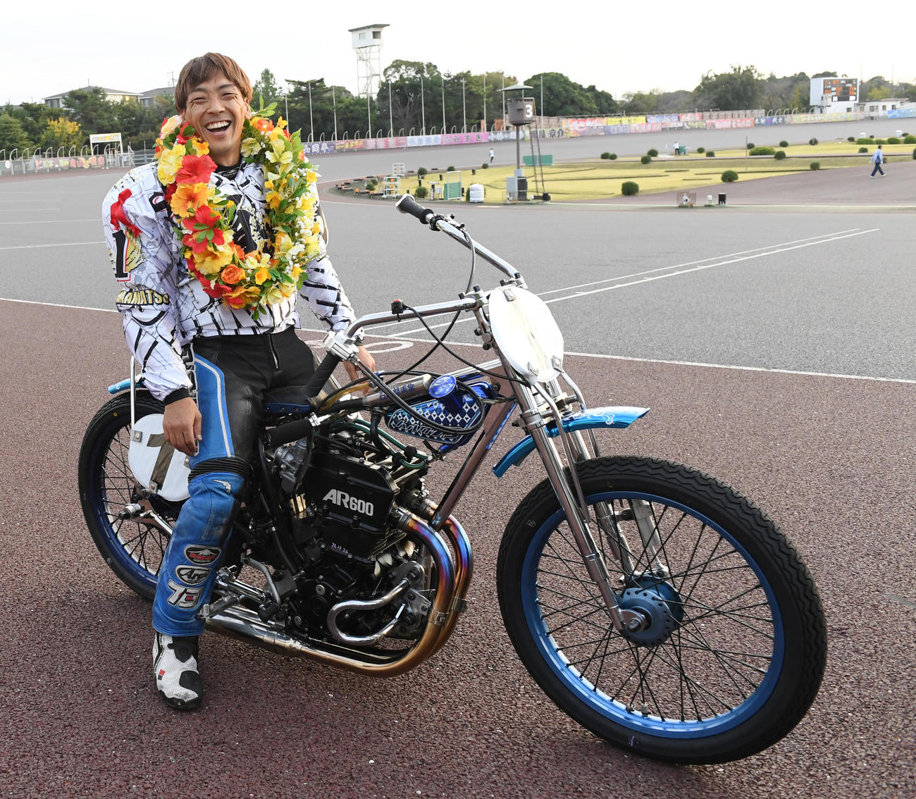 優勝した青山周平は笑顔を見せる（撮影・柴田隆二）