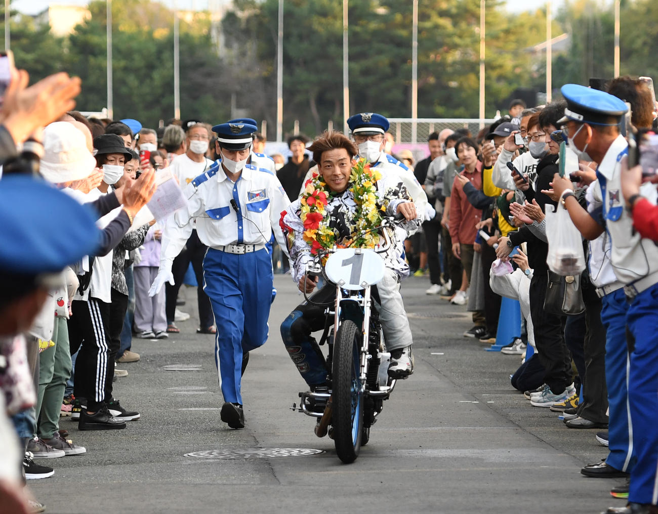 優勝した青山周平はファンの花道をバイクで表彰式会場に向かう（撮影・柴田隆二）