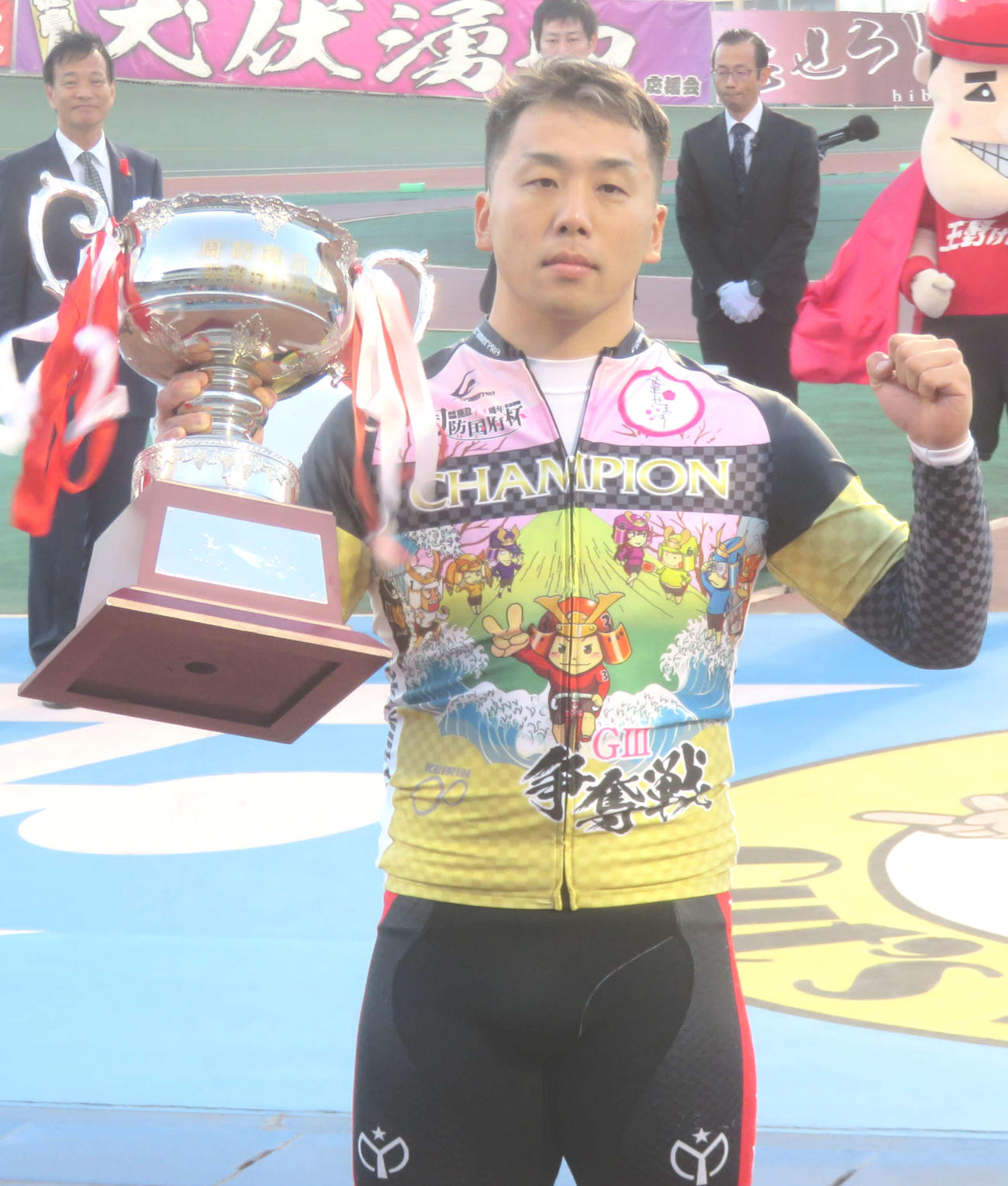優勝カップを手にガッツポーズする清水裕友