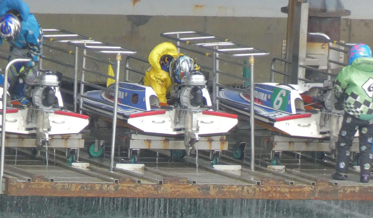 リフトへと戻る3艇