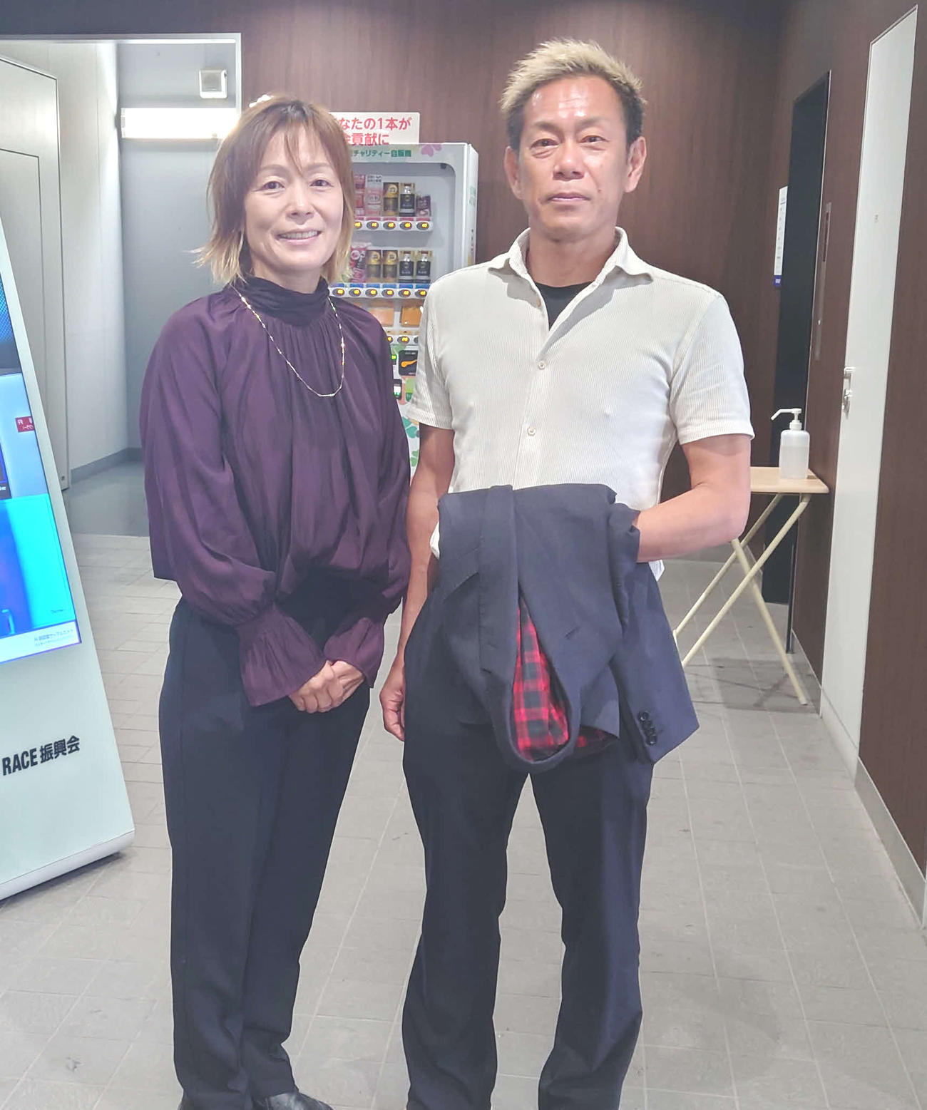 娘・樫葉新心のデビュー戦を見守った樫葉次郎（右）と岩崎芳美（撮影・神田成史）