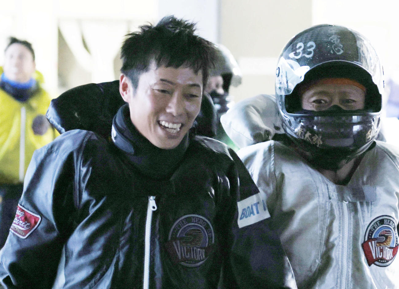 G1徳山クラウン争奪戦5日目準優勝戦　10R 1着1番、今垣光太郎3388（右）、2着2番丸野一樹4686（左）（撮影・加藤孝規）
