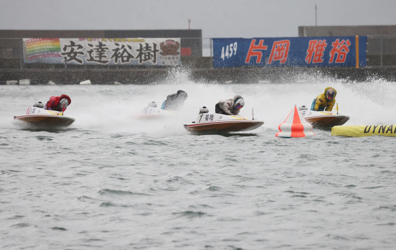 準優勝戦12R1周2マーク、1着1番菊地孝平、2着2番辻栄蔵、3着3番古賀繁輝（撮影・加藤孝規）