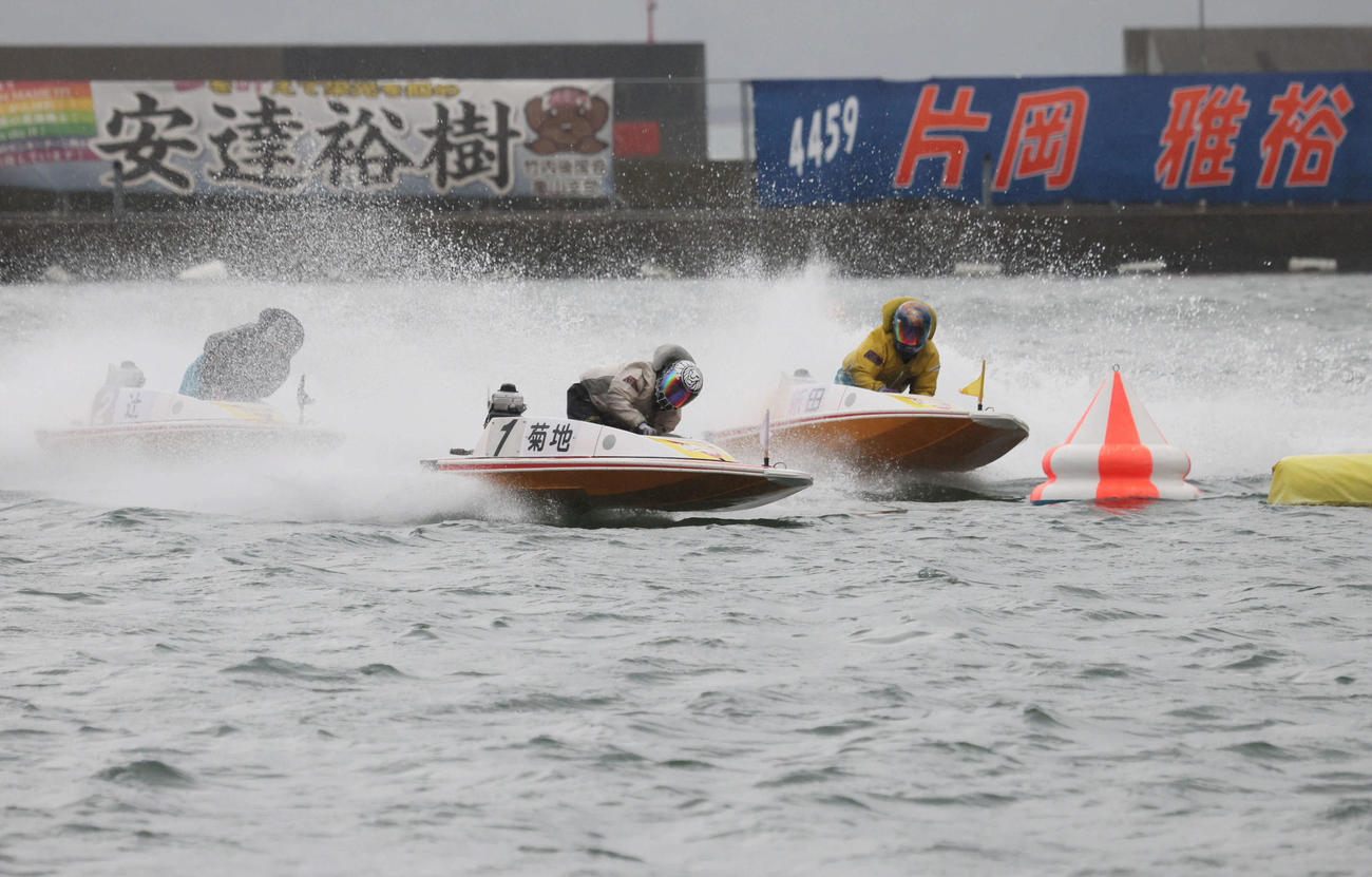 準優勝戦12R1周2マーク、1着1番菊地孝平、2着2番辻栄蔵、3着3番古賀繁輝（撮影・加藤孝規）