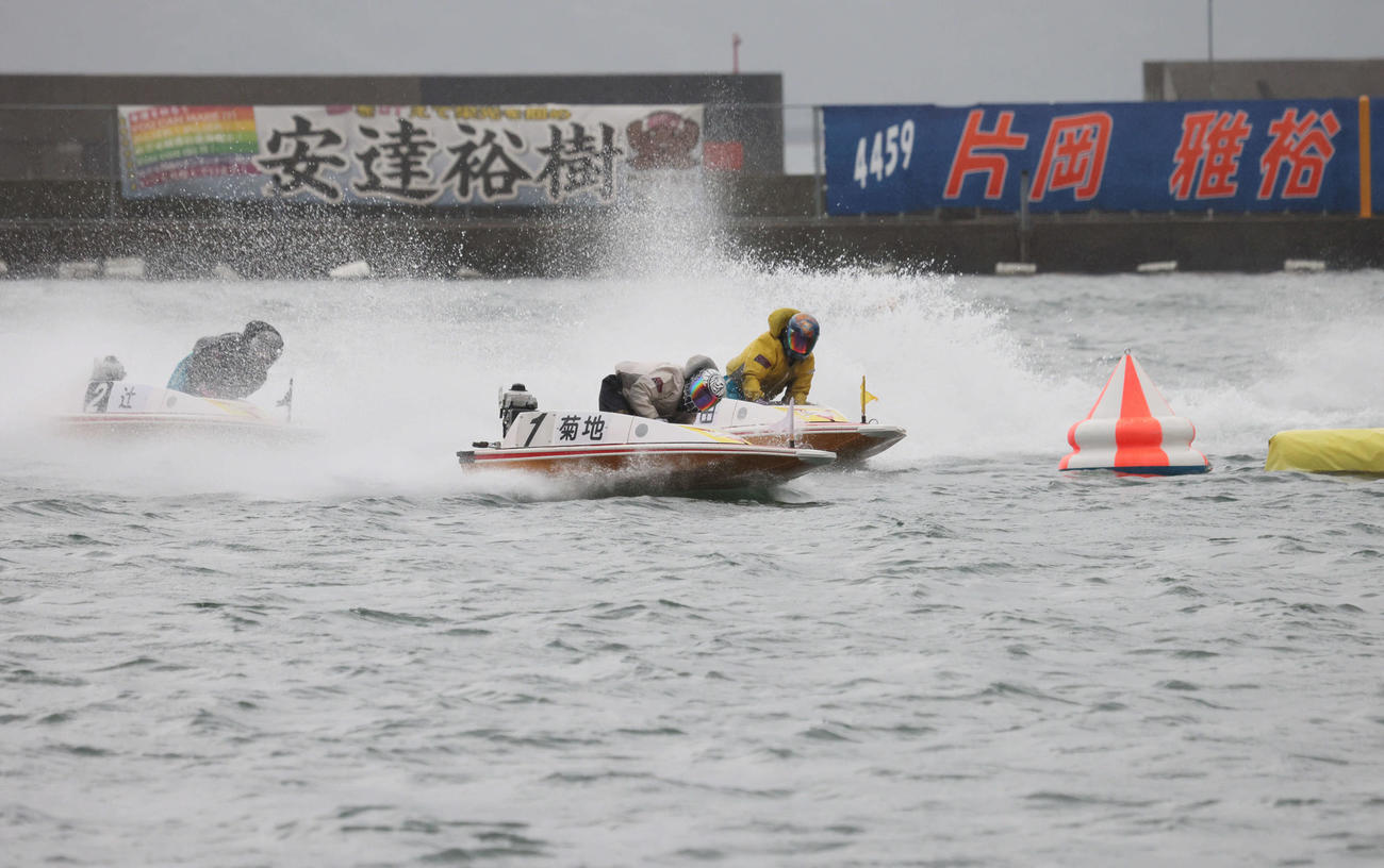準優勝戦12R1周2マーク、1着1番菊地孝平、2着2番辻栄蔵、3着3番古賀繁輝（撮影・加藤孝規）