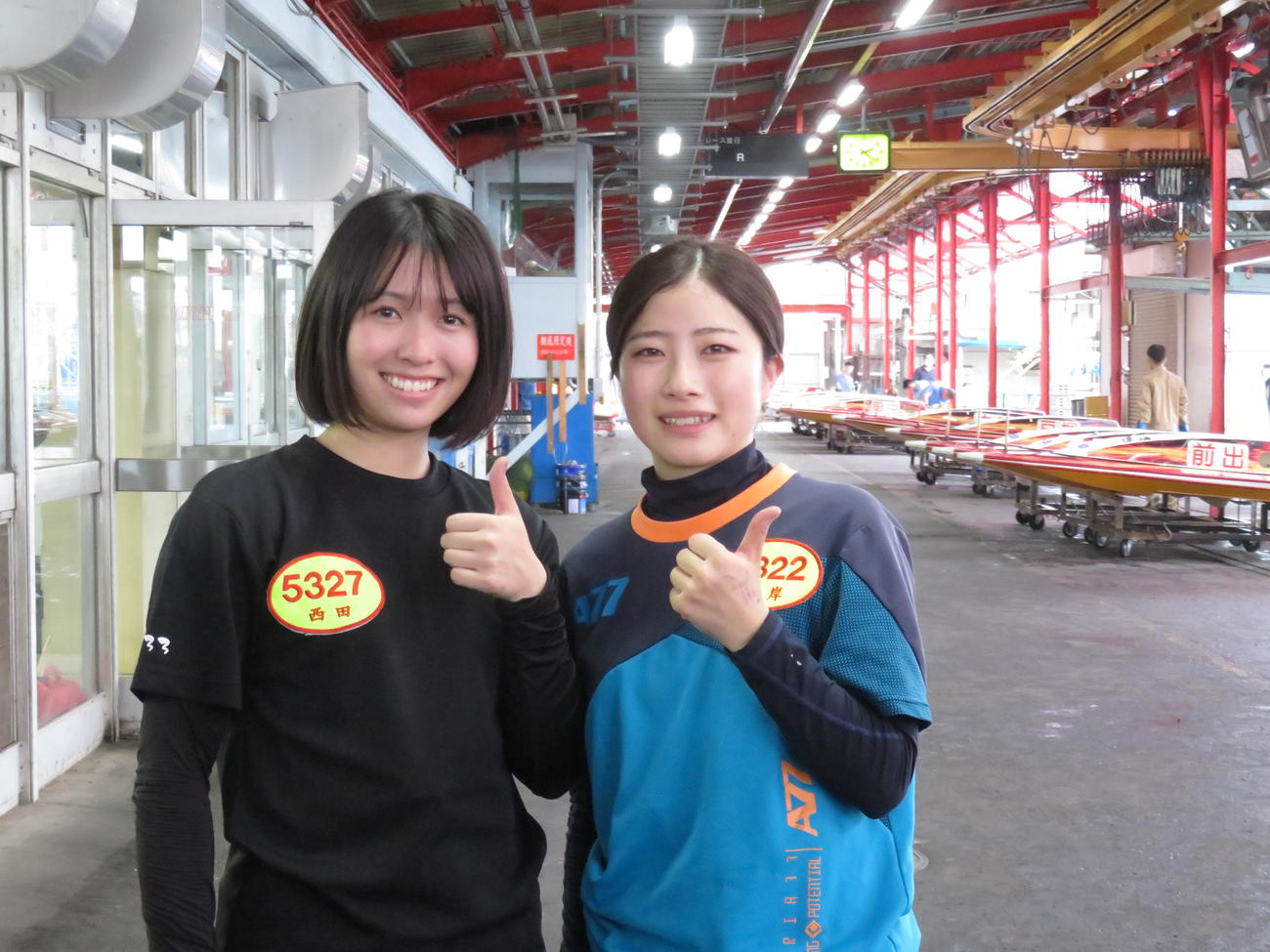 デビュー戦を迎える133期生の西田和加と根岸真優（右）