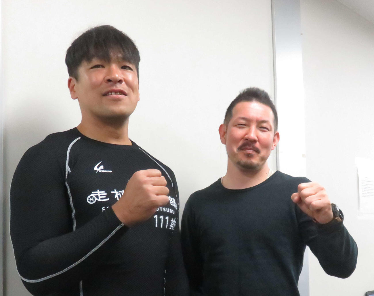 親交は厚くても勝負は別！野口裕史（左）が伊藤信と力勝負へ気合を入れる