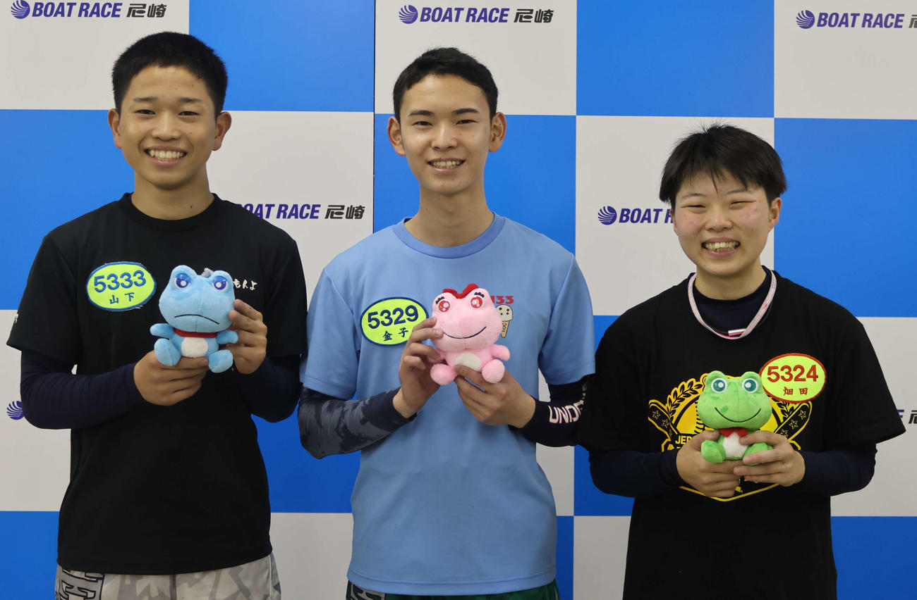 兵庫から133期の山下智己、金子龍斗、畑田希咲（写真左から）の3人がデビュー戦を終えて尼崎市より記念品が贈呈された（撮影・北條直治）