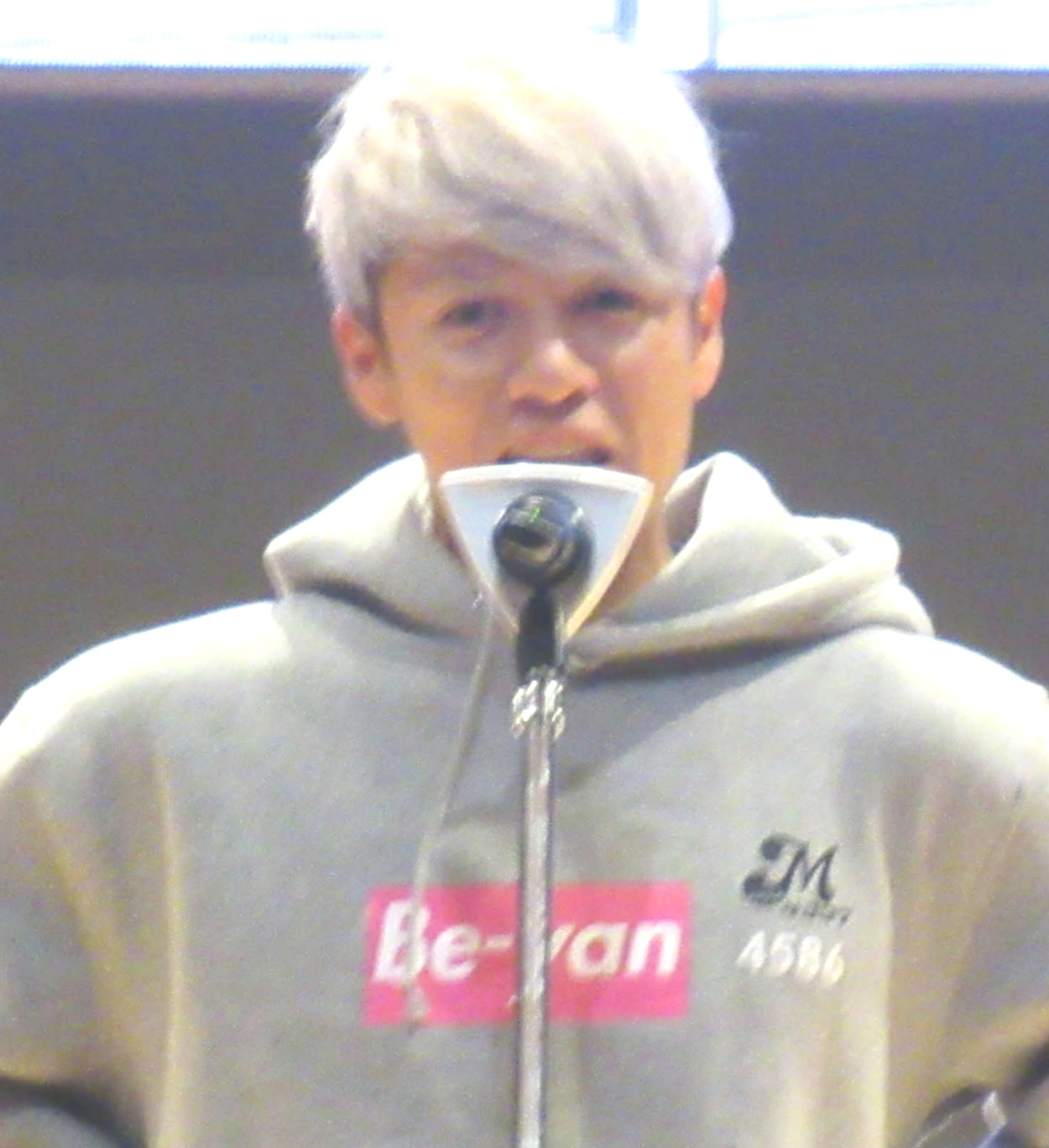 オープニングセレモニーで意気込みを表す平本真之
