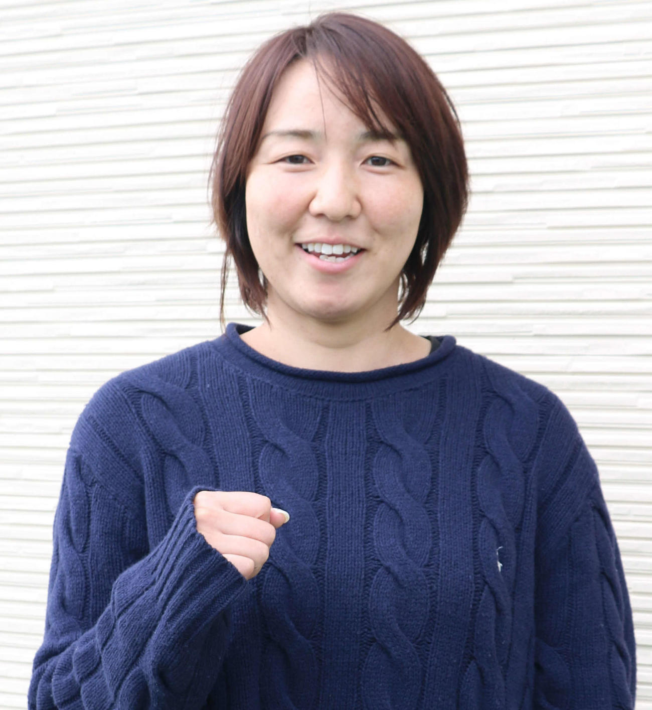 好調な尾崎睦がパワフルに攻める