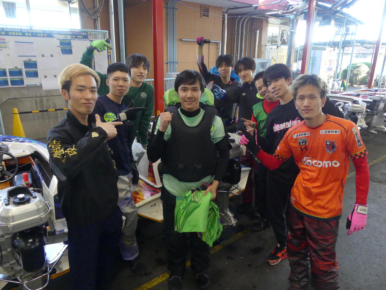 埼玉支部の先輩に初勝利の祝福を受ける尾道佳諭（中央）