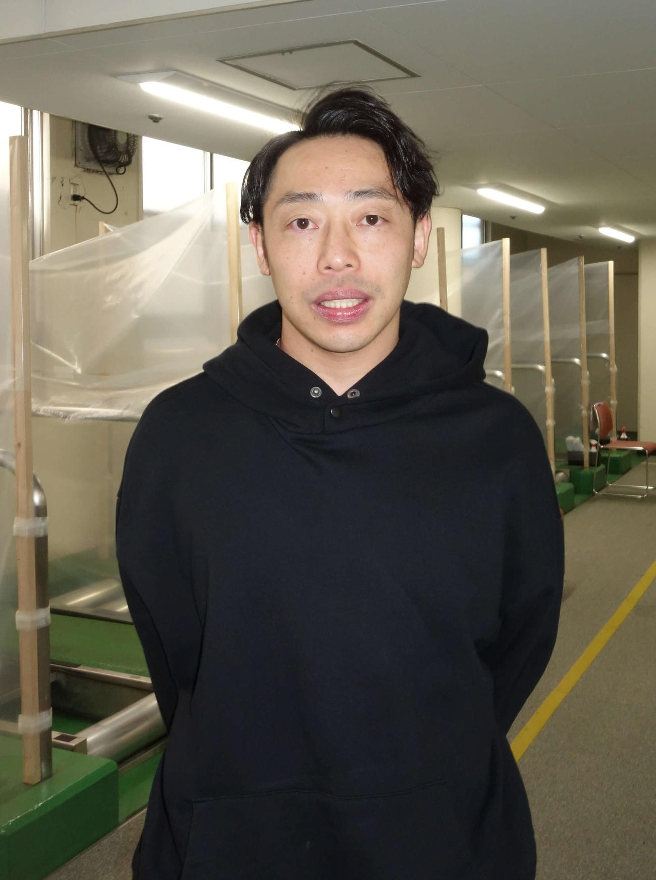トレードマークのメガネを外した早坂秀悟