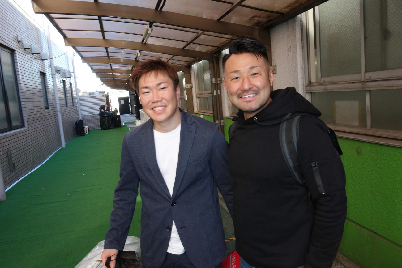 山田諒（左）の番手に恵まれ、笑顔の伊勢崎彰大（撮影・鈴木豊）