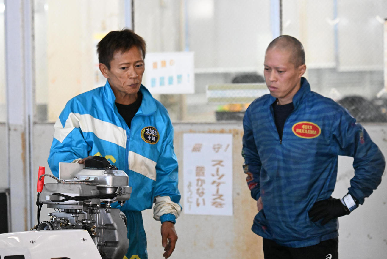 中島孝平（右）と相談する今垣光太郎