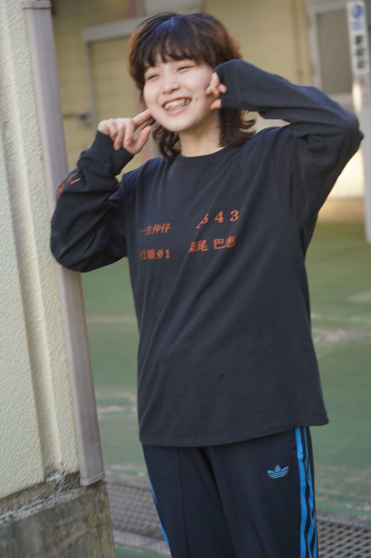 深尾巴恵が初優出を決めてポーズを取る