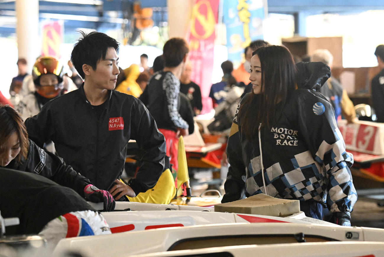 5R後、話をする浜田亜理沙と中田竜太の夫妻（撮影・和賀正仁）